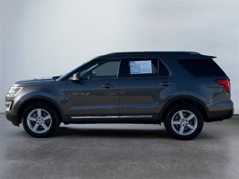Used 2017 Ford Explorer XLT image 6