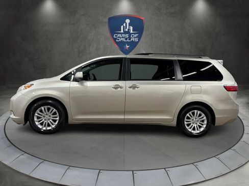 Used 2017 Toyota Sienna XLE FWD image 2