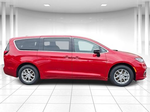 New 2026 Chrysler Pacifica Select FWD image 2