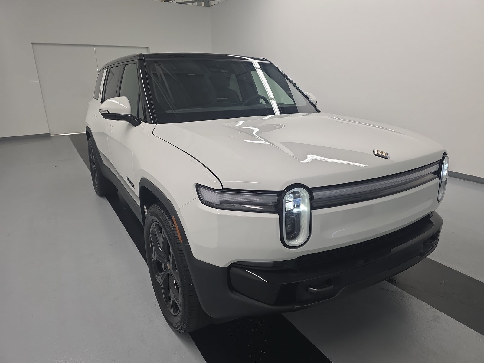 Used 2025 Rivian R1S Adventure Dual AWD/4WD image 7