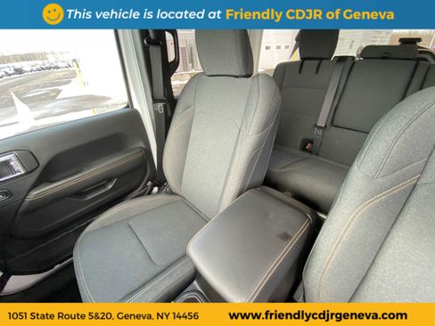 Used 2025 Jeep Wrangler Sahara image 11