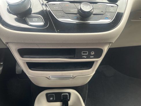 Used 2020 Chrysler Pacifica Touring w/ Cold Weather Group FWD image 24