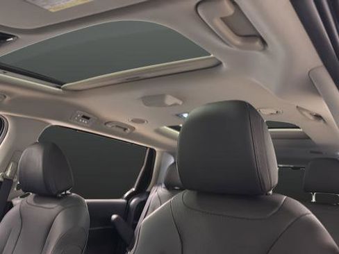 Used 2025 Kia Carnival SX Prestige FWD image 12