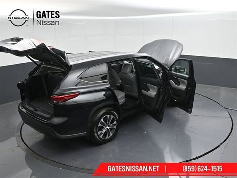 Used 2022 Toyota Highlander XLE image 49