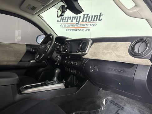 Used 2021 Toyota Tacoma SR5 AWD/4WD image 32