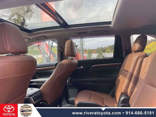 Used 2018 Toyota Highlander Limited Platinum AWD/4WD image 14