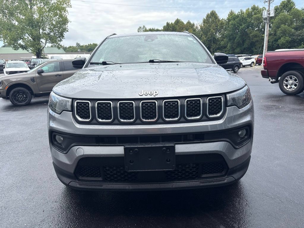 Used 2024 Jeep Compass Latitude AWD/4WD image 3