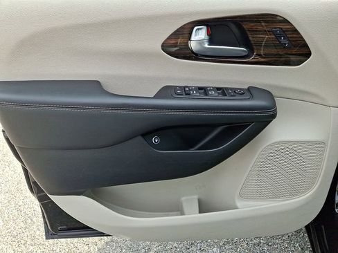 Used 2023 Chrysler Pacifica Limited FWD image 12
