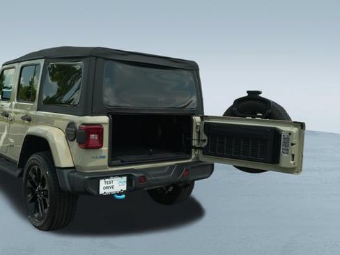 Used 2022 Jeep Wrangler Unlimited Sahara AWD/4WD image 17