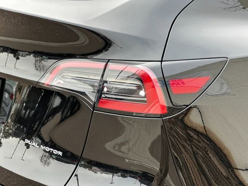 Used 2023 Tesla Model Y Long Range image 32