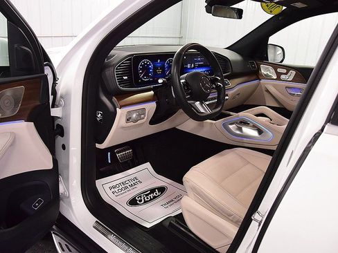 Used 2025 Mercedes-Benz GLS 580 4MATIC image 13