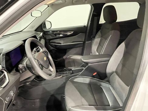 Used 2025 Chevrolet TrailBlazer LS w/ LS Convenience Package FWD image 3