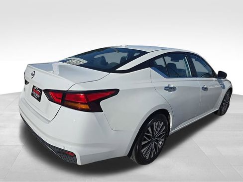 Used 2025 Nissan Altima 2.5 SV FWD image 3