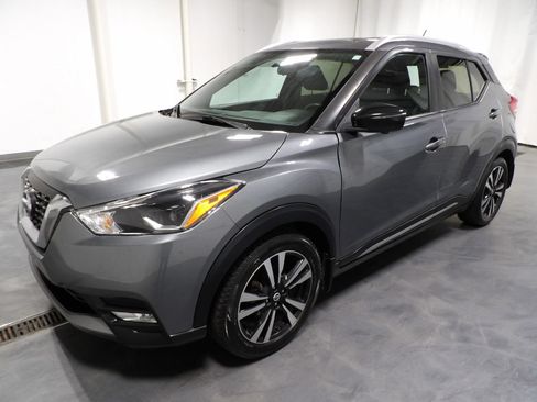 Used 2019 Nissan Kicks SR image 3