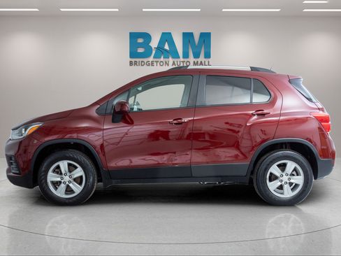 Certified 2022 Chevrolet Trax LT w/ LT Convenience Package AWD/4WD image 4