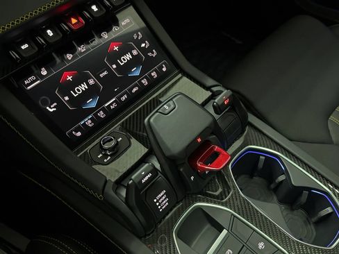 Used 2025 Lamborghini Urus SE AWD/4WD image 28