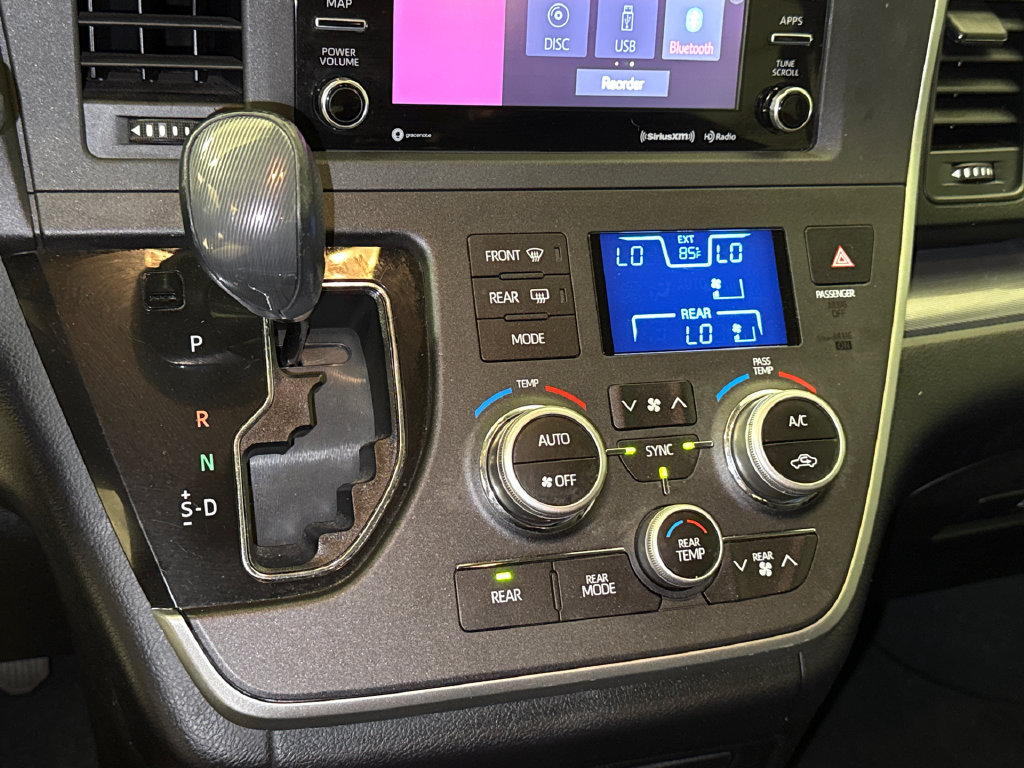 Used 2020 Toyota Sienna SE FWD image 27