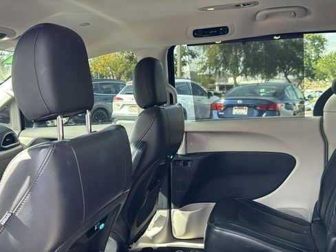 Used 2021 Chrysler Pacifica Touring-L image 24