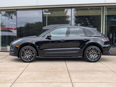 Certified 2025 Porsche Macan image 2