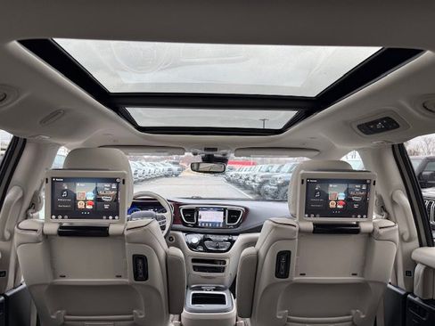 Used 2020 Chrysler Pacifica Limited w/ Tire & Wheel Group image 10