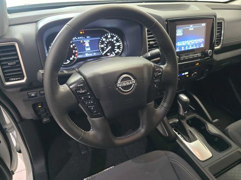 Used 2024 Nissan Frontier SV w/ SV Convenience Package RWD image 2