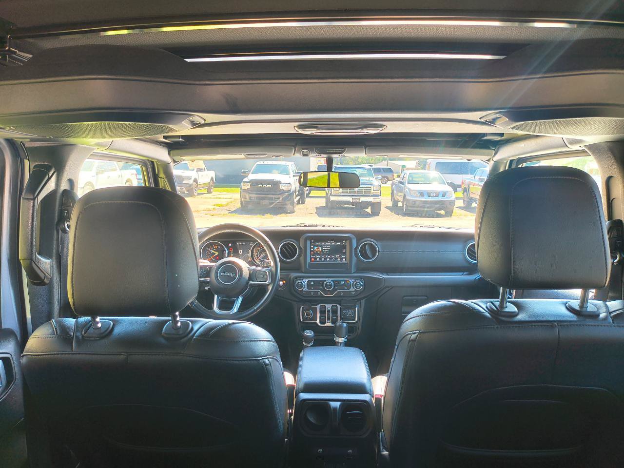 Used 2018 Jeep Wrangler Unlimited Sahara AWD/4WD image 12