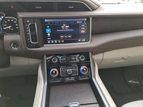 Used 2021 GMC Yukon Denali w/ Denali Premium Package image 22