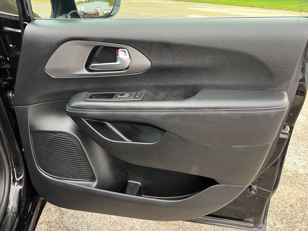 Used 2025 Chrysler Pacifica Select FWD image 11