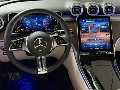 Used 2025 Mercedes-Benz GLC 300 4MATIC image 25