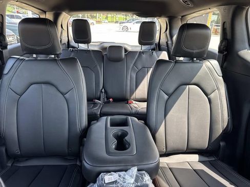 New 2027 Chrysler Pacifica Select FWD image 10