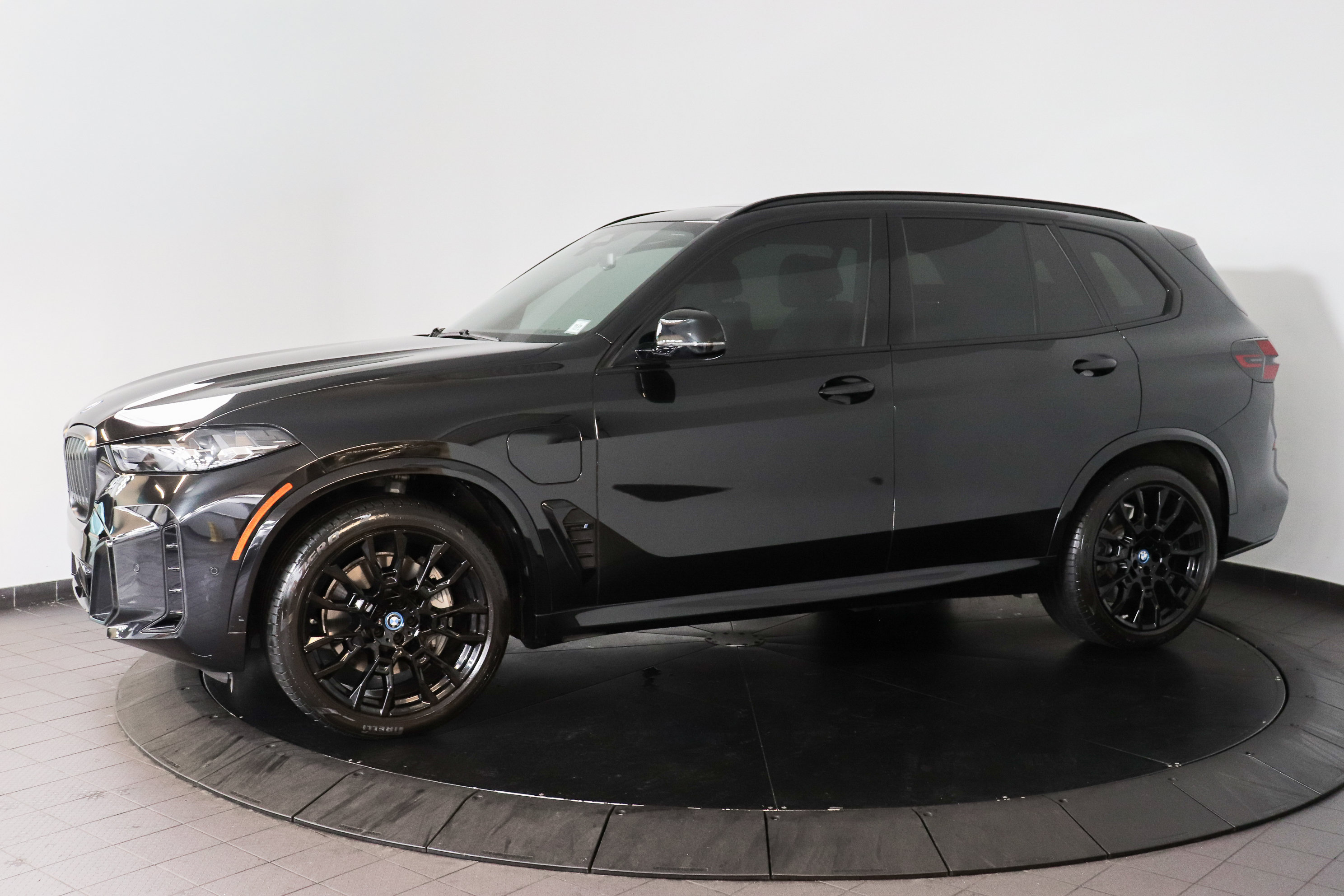 Used 2024 BMW X5 xDrive50e w/ M Sport Package AWD/4WD image 2
