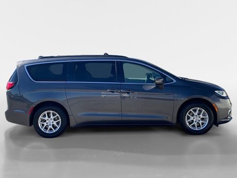 Used 2022 Chrysler Pacifica Touring-L image 7
