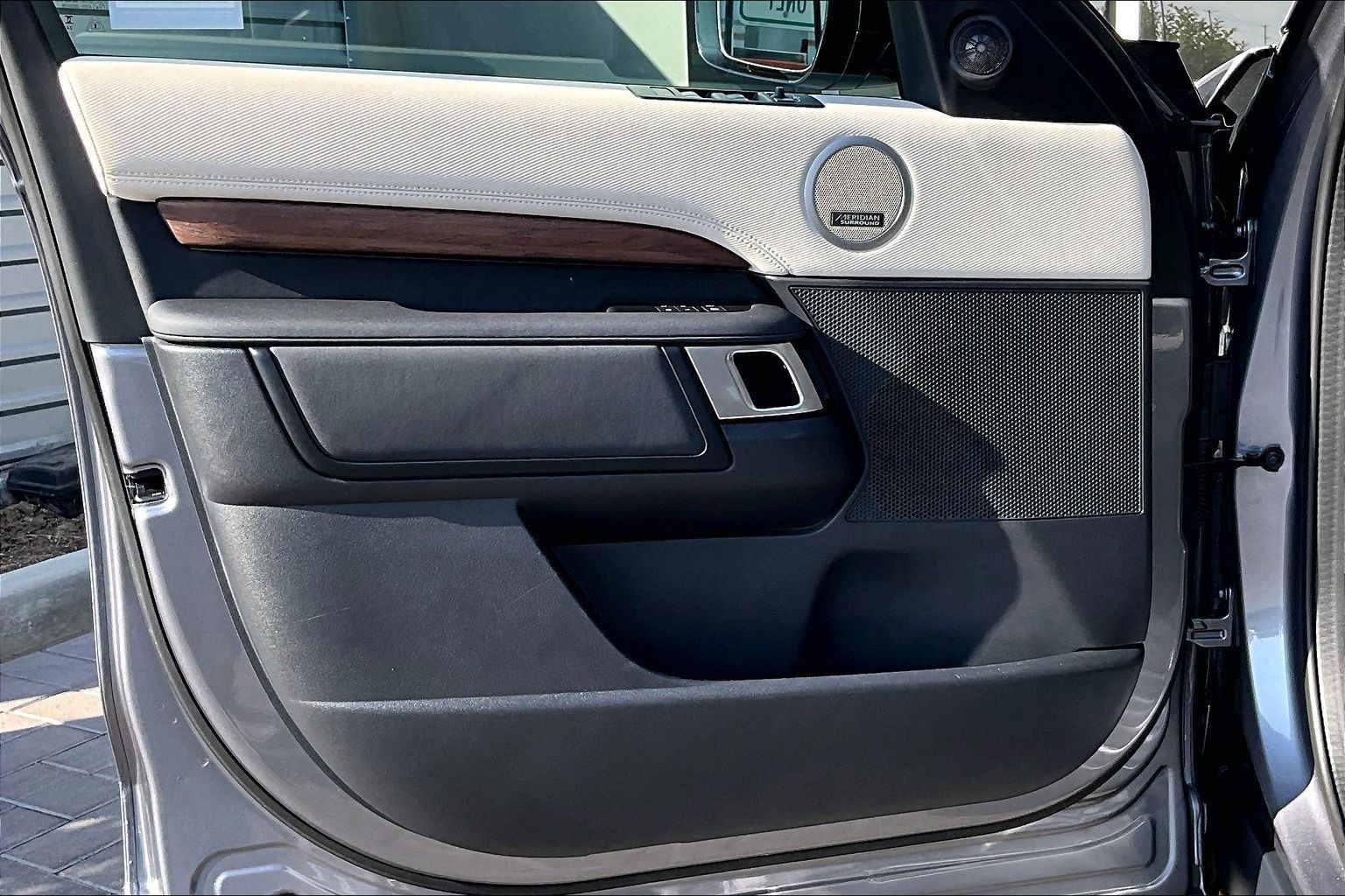 Used 2025 Land Rover Discovery Dynamic SE AWD/4WD image 21