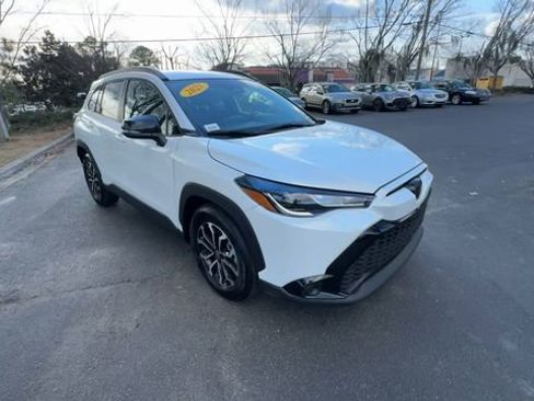 Used 2025 Toyota Corolla Cross SE image 4