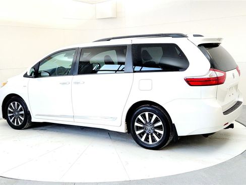 Used 2018 Toyota Sienna XLE image 4