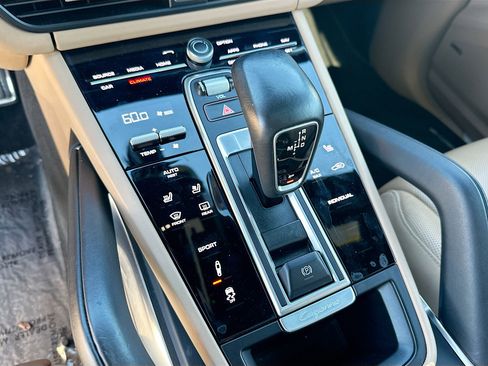 Used 2019 Porsche Cayenne Turbo image 17