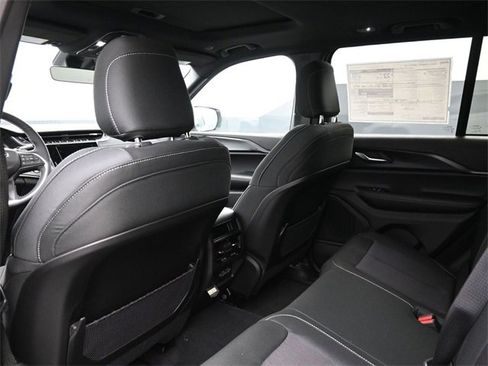 New 2025 Jeep Grand Cherokee Laredo image 16