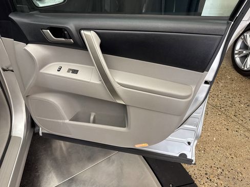 Used 2012 Toyota Highlander SE w/ Tow Pkg image 35