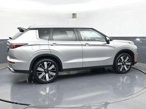 Used 2025 Mitsubishi Outlander SE AWD/4WD image 3