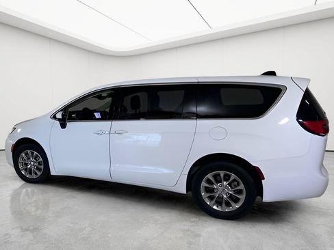 Used 2023 Chrysler Pacifica Touring-L AWD/4WD image 11