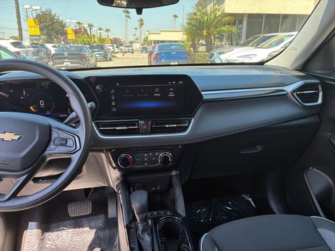 Used 2025 Chevrolet TrailBlazer LT FWD image 17
