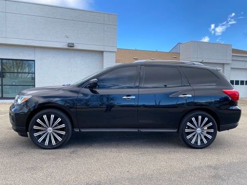 Used 2017 Nissan Pathfinder SV image 2
