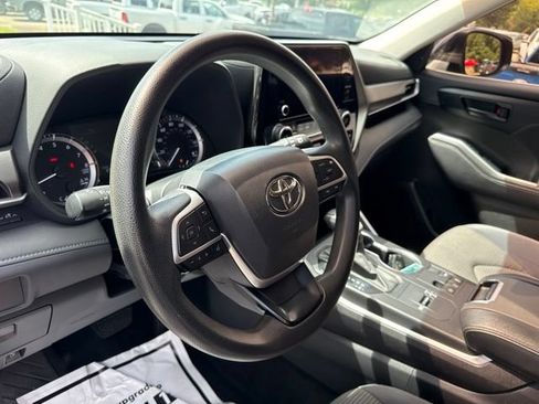 Used 2023 Toyota Highlander L FWD image 31