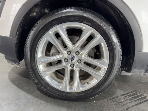 Used 2017 Ford Explorer XLT w/ Equipment Group 202A AWD/4WD image 10
