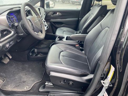 Used 2025 Chrysler Pacifica Select FWD image 9