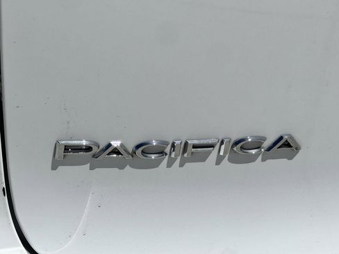 Used 2024 Chrysler Pacifica Touring-L FWD image 12