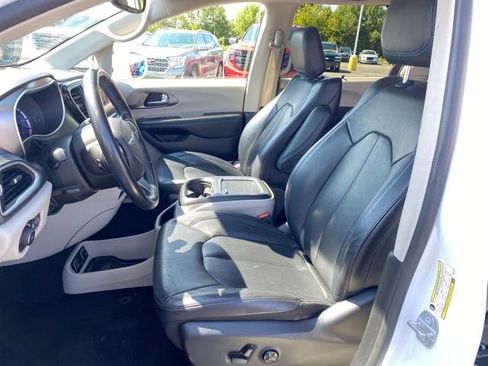 Used 2021 Chrysler Pacifica Touring-L image 17