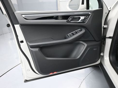 Certified 2025 Porsche Macan image 15