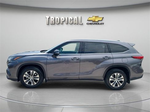 Used 2022 Toyota Highlander XLE image 2