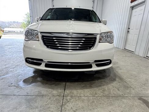 Used 2013 Chrysler Town & Country Touring image 3